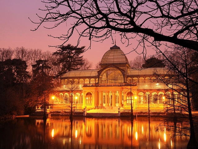  O Palácio de Cristal iluminado 