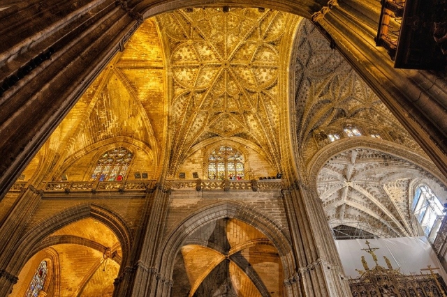  Cathédrale de Séville par l'intérieur 