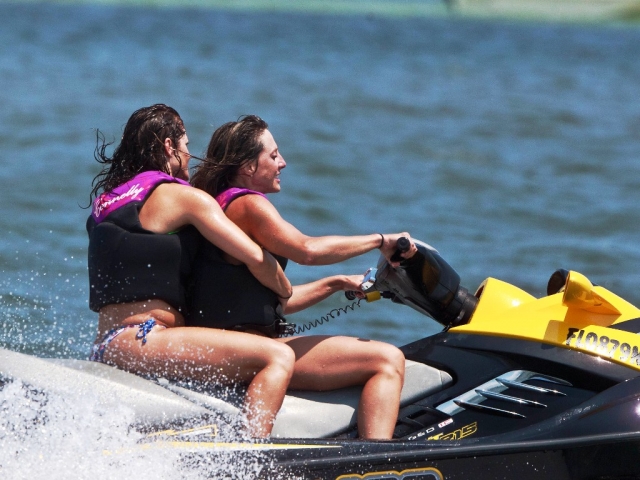  Ragazze in moto d'acqua 