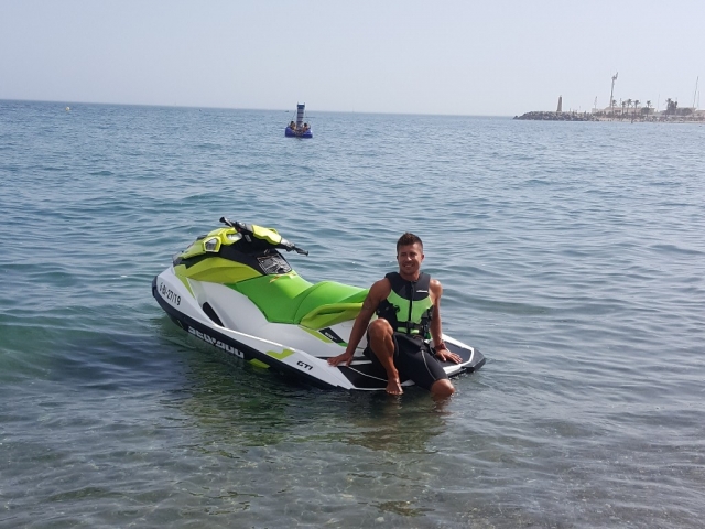  Riposarsi sulla moto d'acqua 