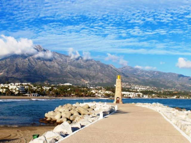  Il faro di Puerto Banús 