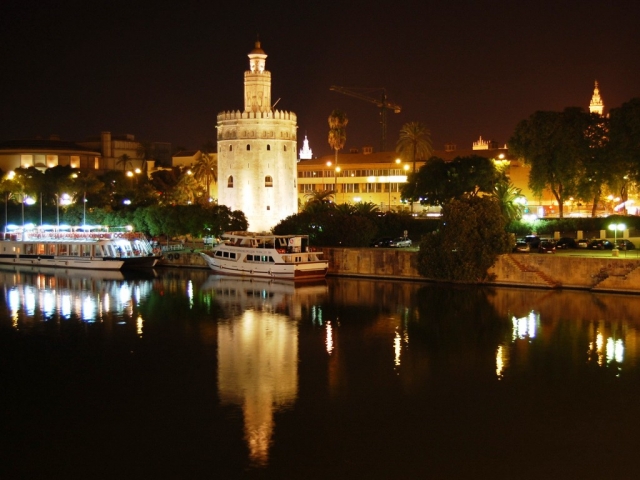 Torre del Oro junto al Guadalquivir