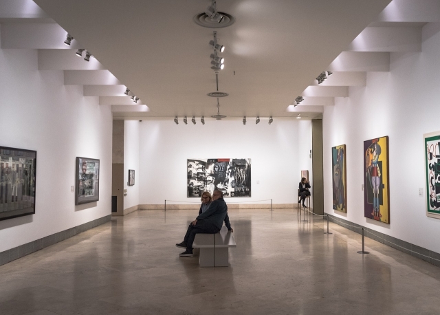 Admirando cuadros en el museo 