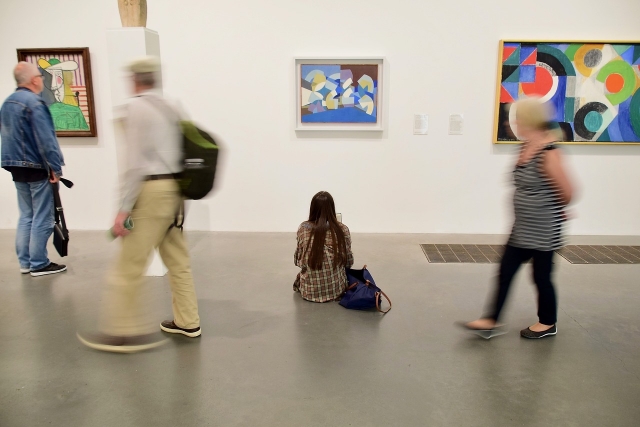 Admirando el arte del museo