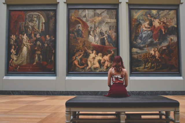 Mirando cuadros en el museo 