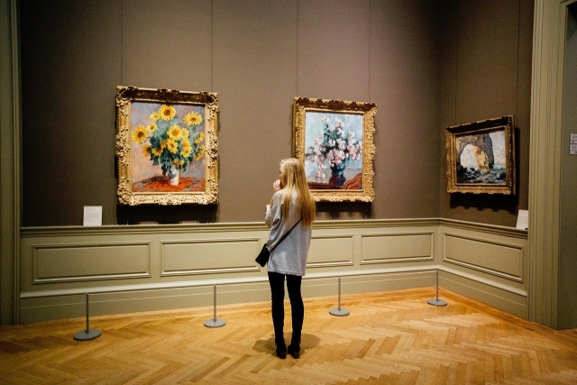  Regarder les peintures du musée 