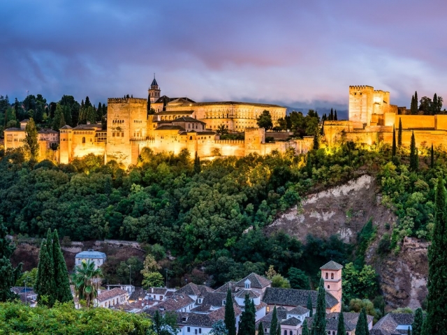  Die Alhambra nachts beleuchtet 