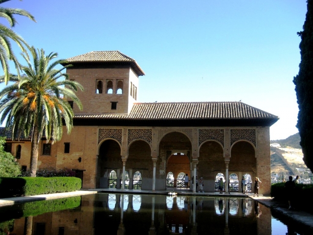  Teich und Palmen im Inneren der Alhambra 