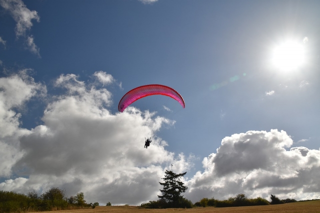 A punto de tomar tierra tras vuelo en parapenle en Montellano