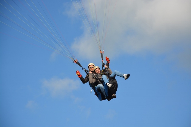 Instructor de parapenle biplaza maniobrando