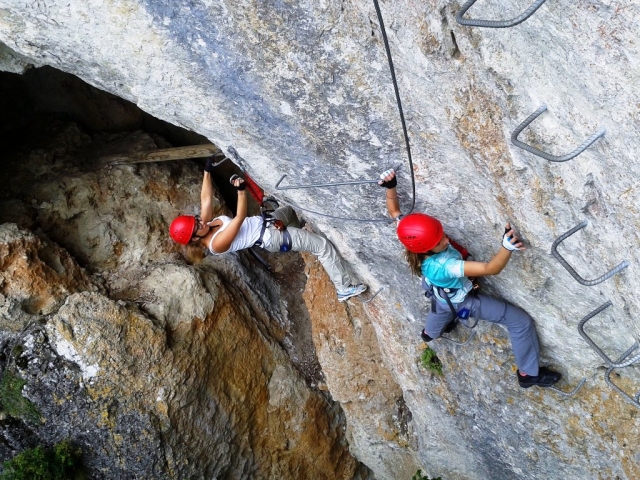 Chicas en la vía ferrata