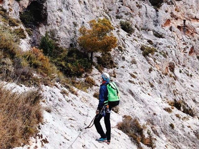 Comenzando a recorrer la vía ferrata de Callosa
