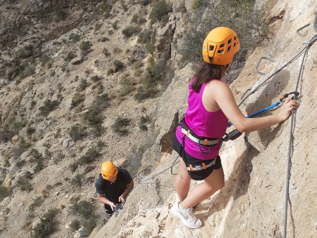 Paso vertical en la vía ferrata