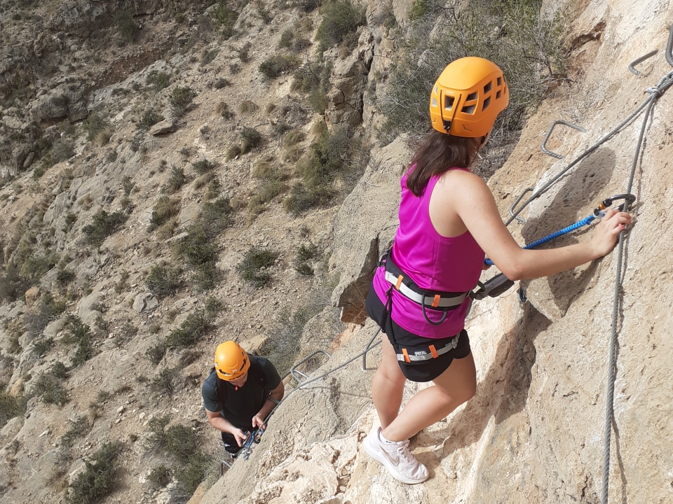Paso vertical en la vía ferrata
