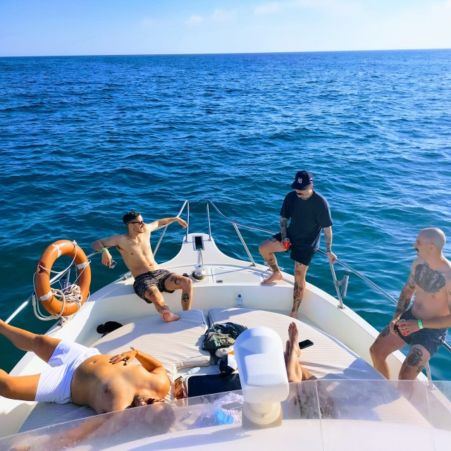  Eine Gruppe von Freunden ruht sich auf dem Deck aus 