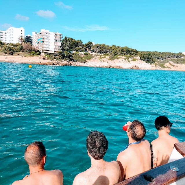  Vier Freunde scannen den Horizont 