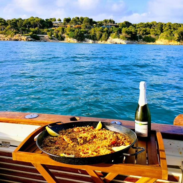  Eine Paella und eine Flasche Champagner, was sonst? 