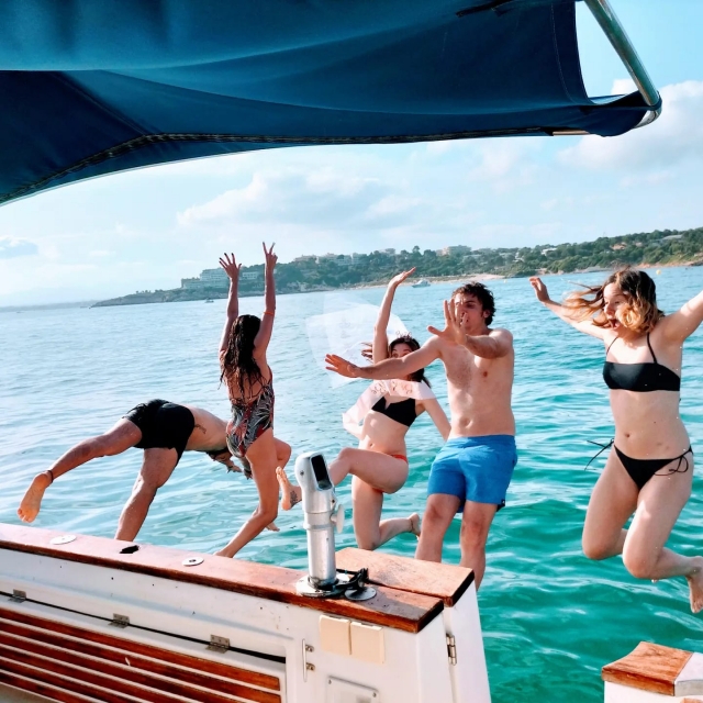  Vom Boot aus ins Wasser zu springen ist der größte Spaß der Welt. 