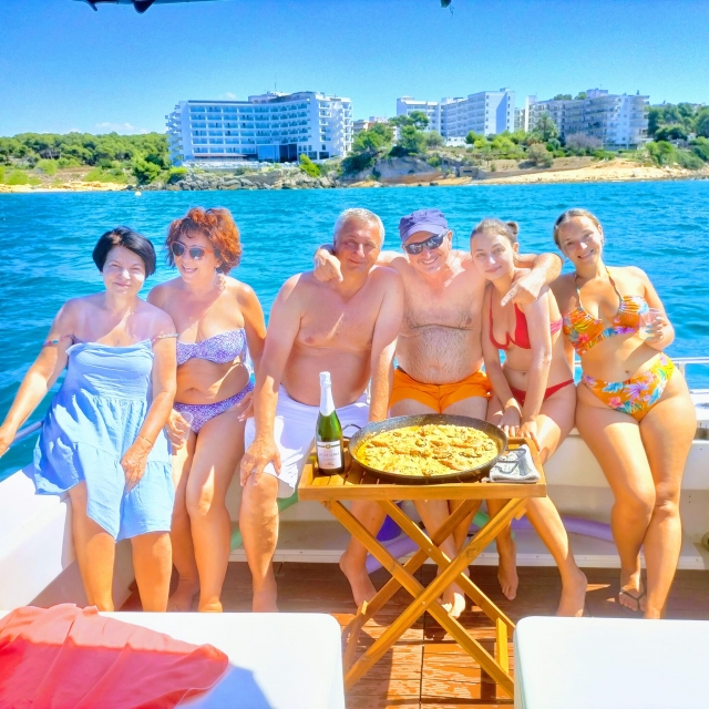  Die ganze Familie ist dabei, unsere köstliche Paella zu probieren. 