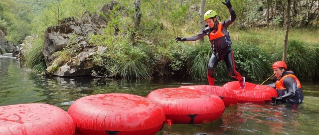 Saltando en los flotadores