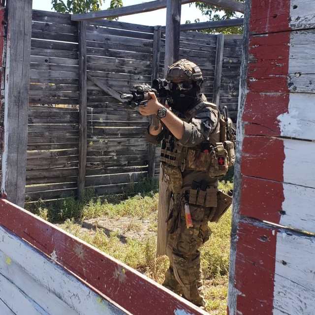  soldier aiming 