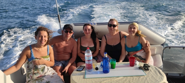  passeio de barco em família 