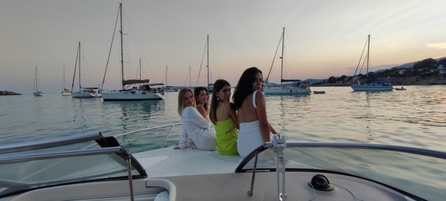  ver o pôr do sol com amigos no iate 