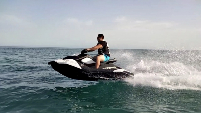  Sulla moto d'acqua 