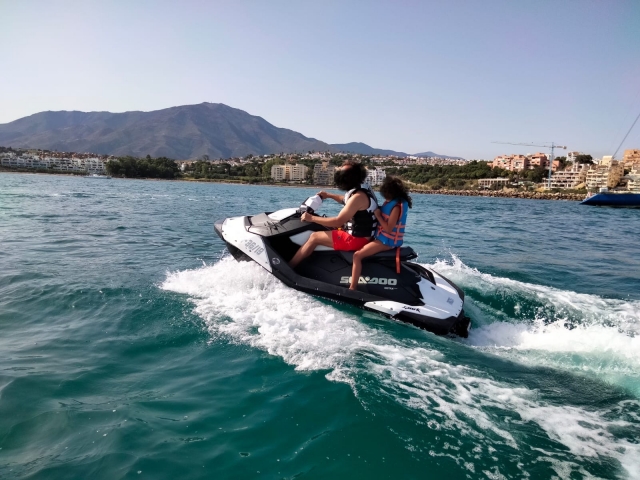  A tutta velocità con la moto d'acqua 