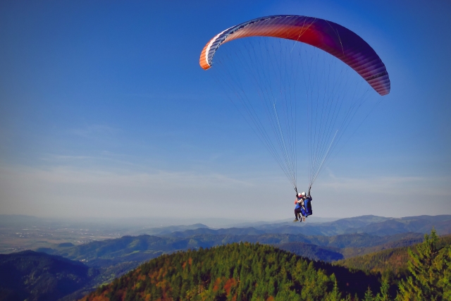  Genießen Sie einen Gleitschirmflug