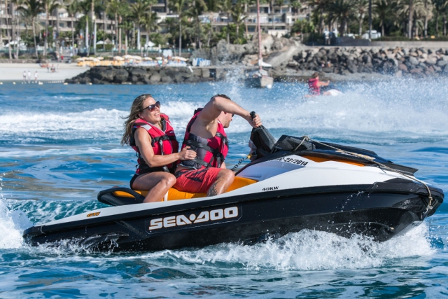 Con la jet ski por el mar