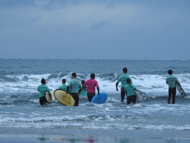 En el agua para empezar a surfear