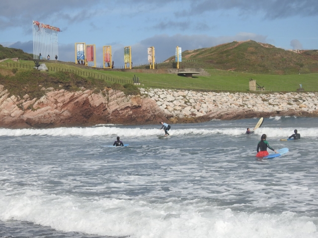 practicando surf