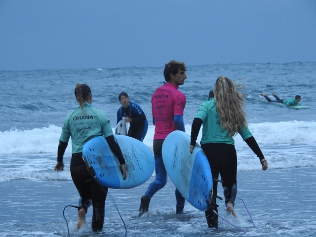 Practicando surf