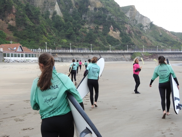  Avec les planches de surf 