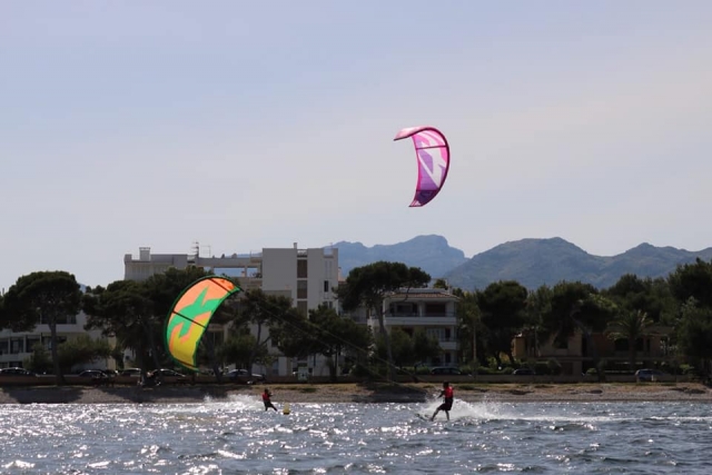 Cometas de kitesurf en el mar