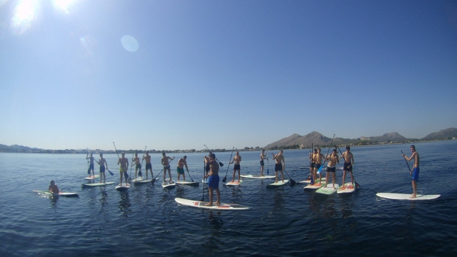  Praticar paddle surf com amigos 