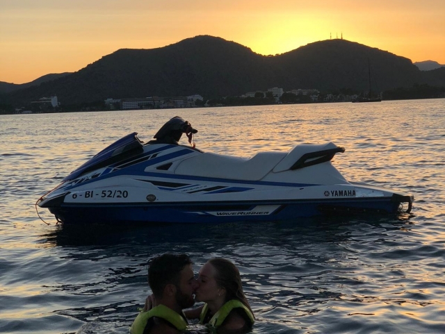  Bisou pendant la balade en jet ski 