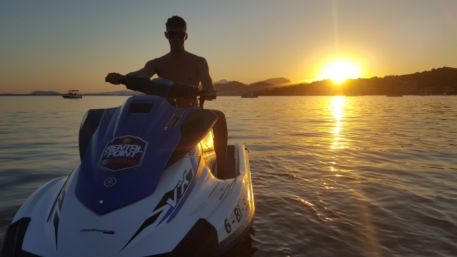  Jet skis au coucher du soleil 