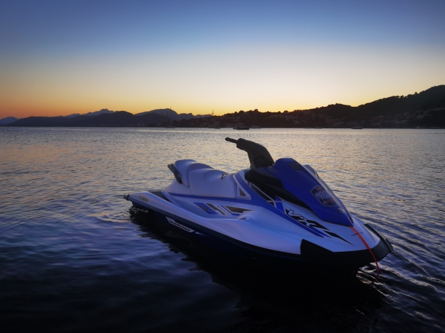  Coucher de soleil sur un jet ski 