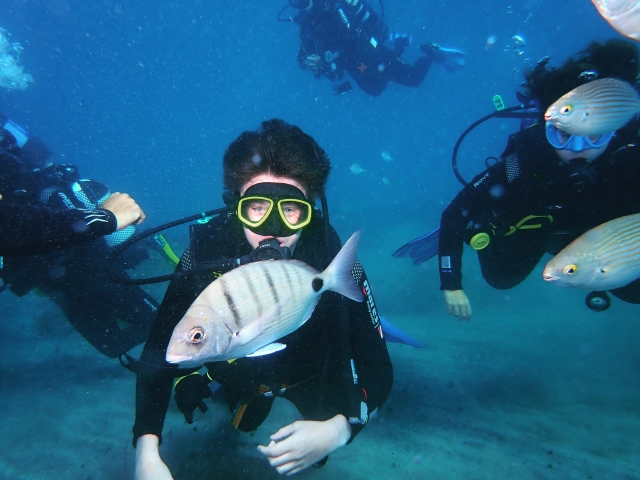 Clase de inmersión en el mar