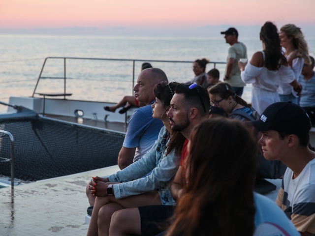 Paseo en barco al amanecer