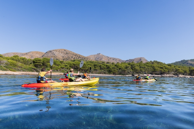  Ao longo do águas do Mediterrâneo em um caiaque
