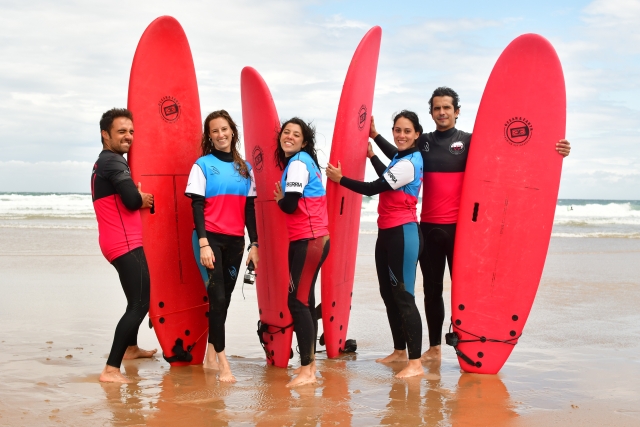  grupo de surfistas 