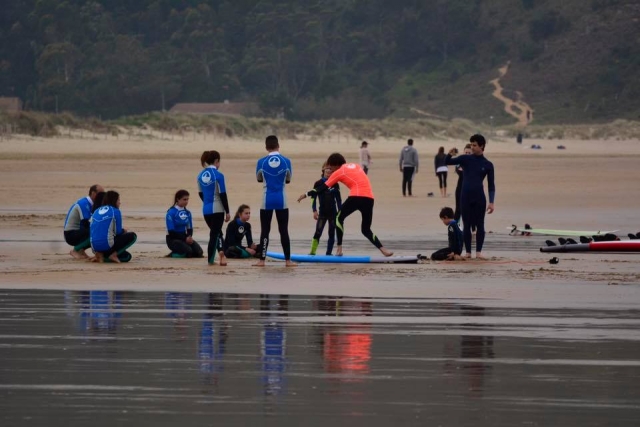 Na aula de surf com os nossos instrutores 