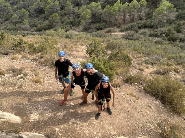  Gruppe bereitet sich auf den Aufstieg zum Klettersteig in Huesca vor 