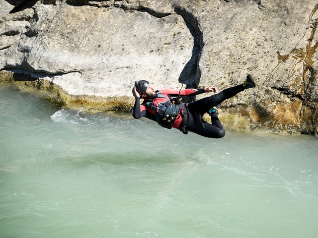  Salto no rio