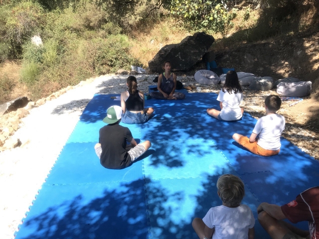  Praticar yoga 