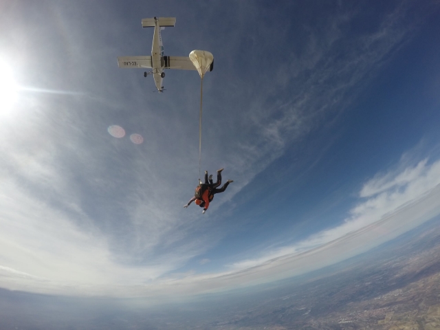 paracaidas momento tras el salto en tandem