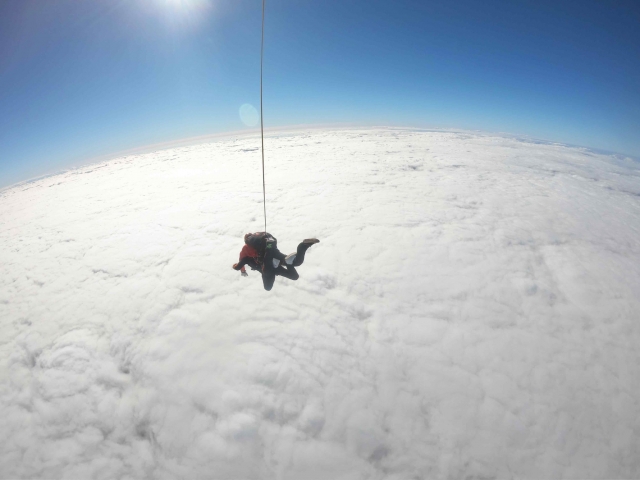 saltando en pacaidas y las nubes debajo